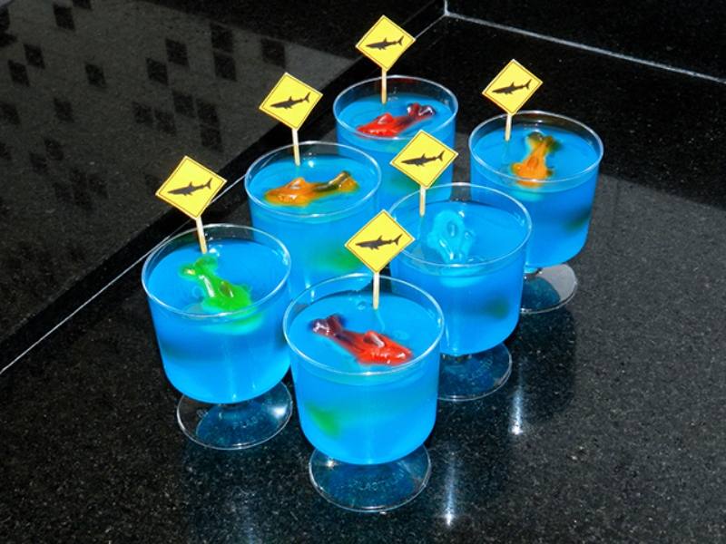 decoracao-comgelatina-oceano-com-tubaroes1